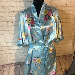 Size Large blue floral satiny kimono robe. Excellent condition 100% poly…